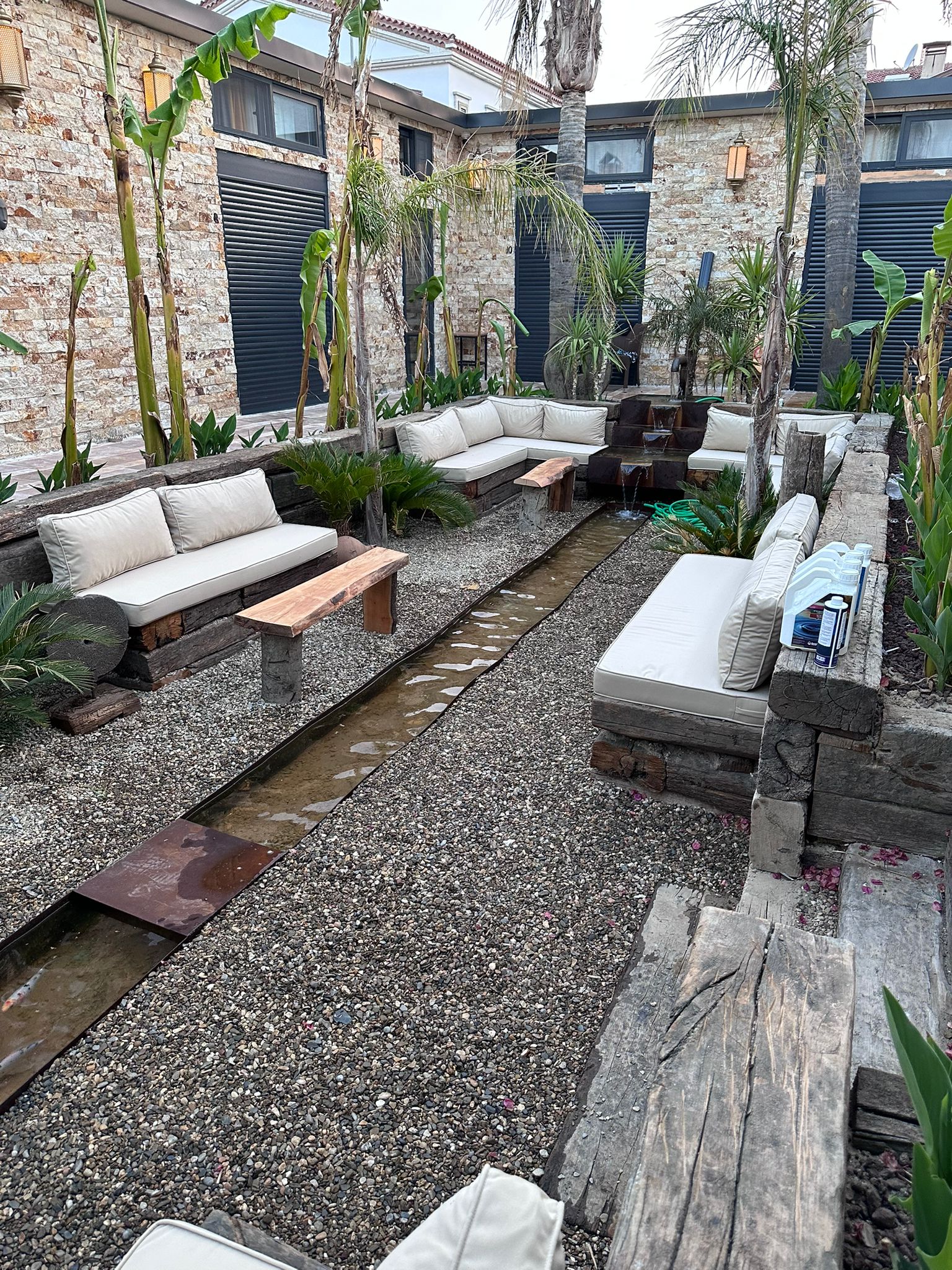 kis bahcesi kanal havuzu